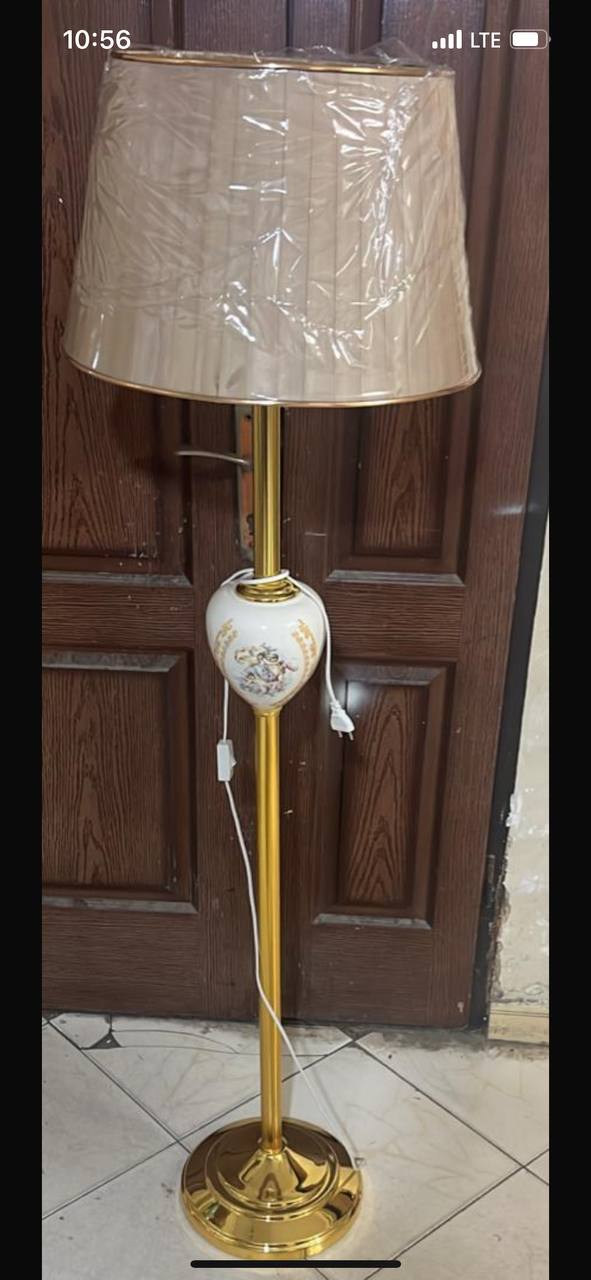آباژور ایستاده