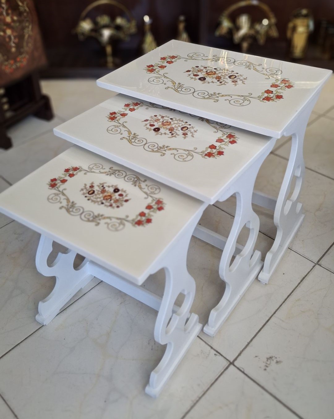میز عسلی جلو مبلی سه تیکه سفید گل دار